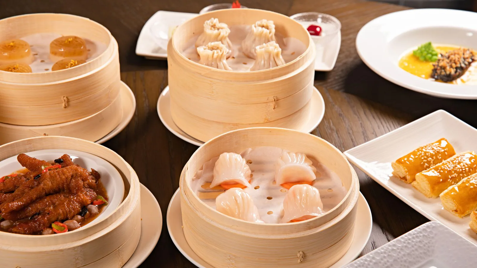 Výber kantonského dim sum v bambusových naparovacích košíkoch