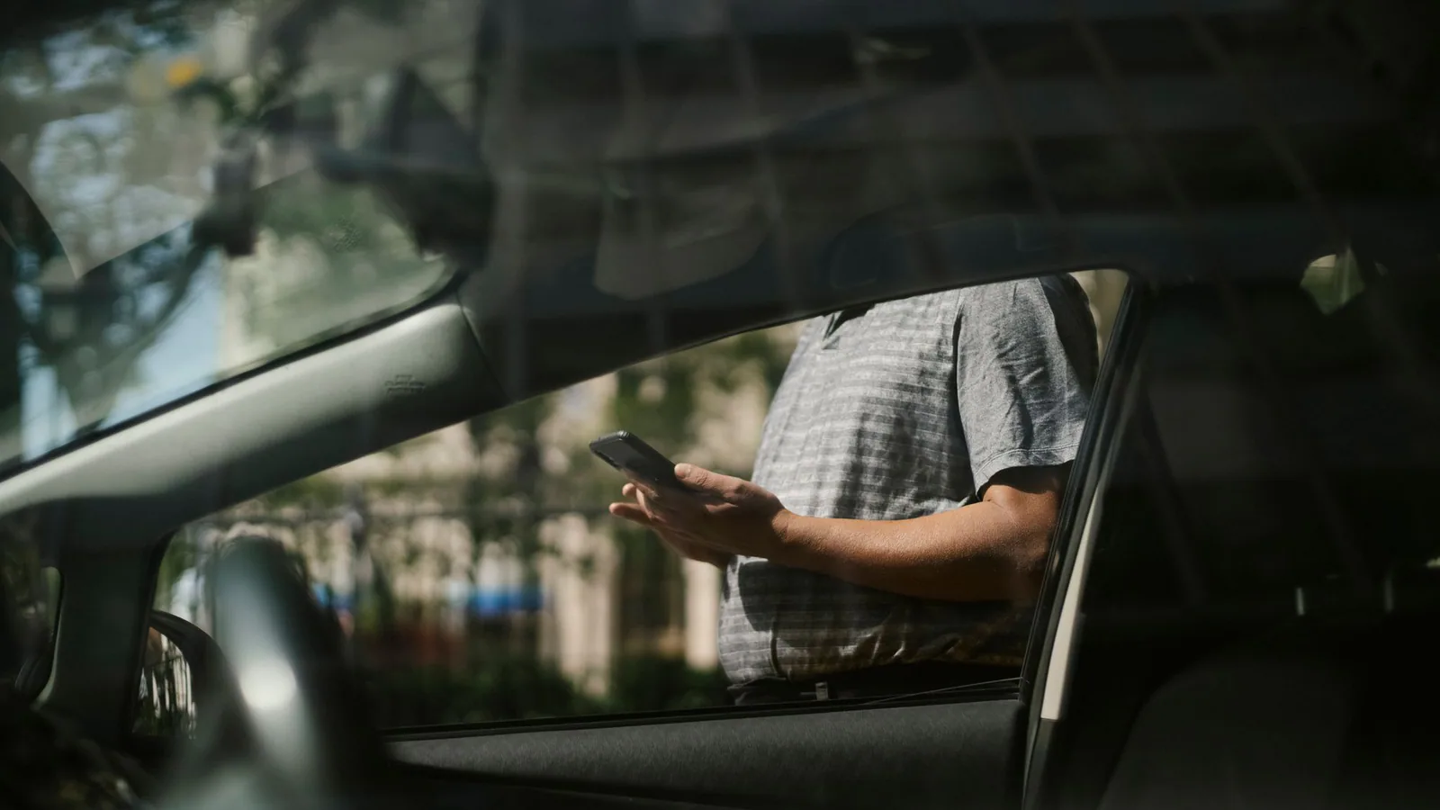 Cestujúci používa mobilnú aplikáciu pri objednanom aute