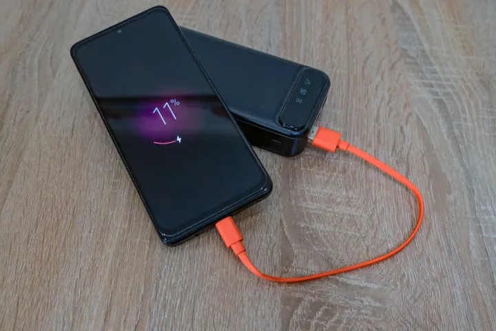 Powerbanka na let v Číne — telefón pripojený k powerbanke