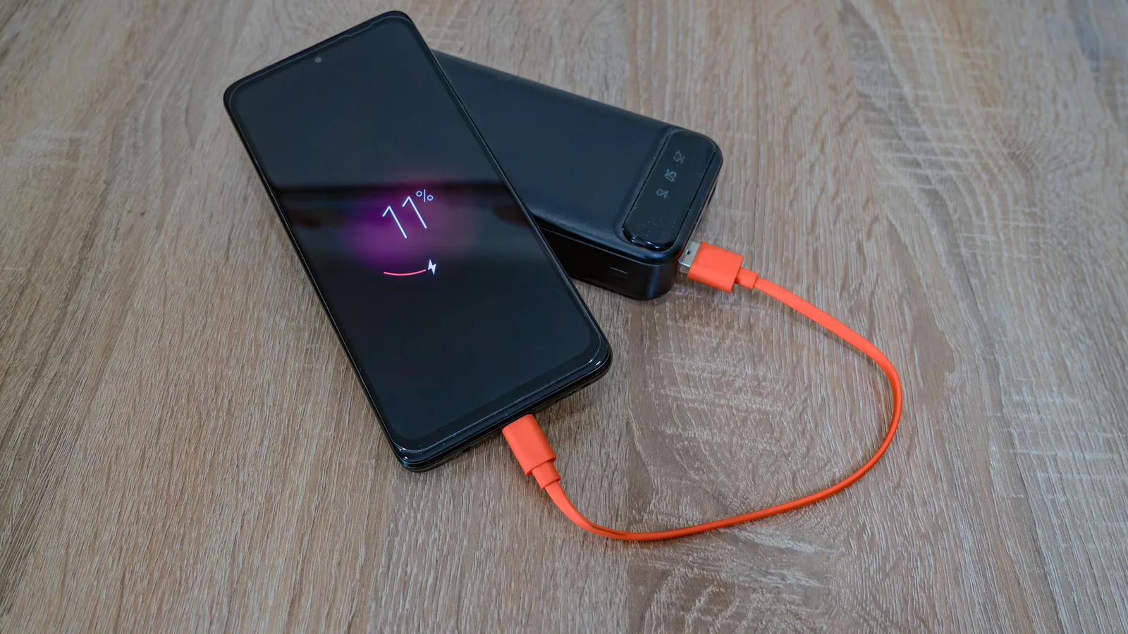 Smartfón pripojený k prenosnej powerbanke