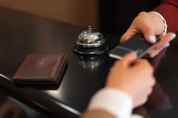 Registrácia ubytovania v Číne pri hotelovej recepcii