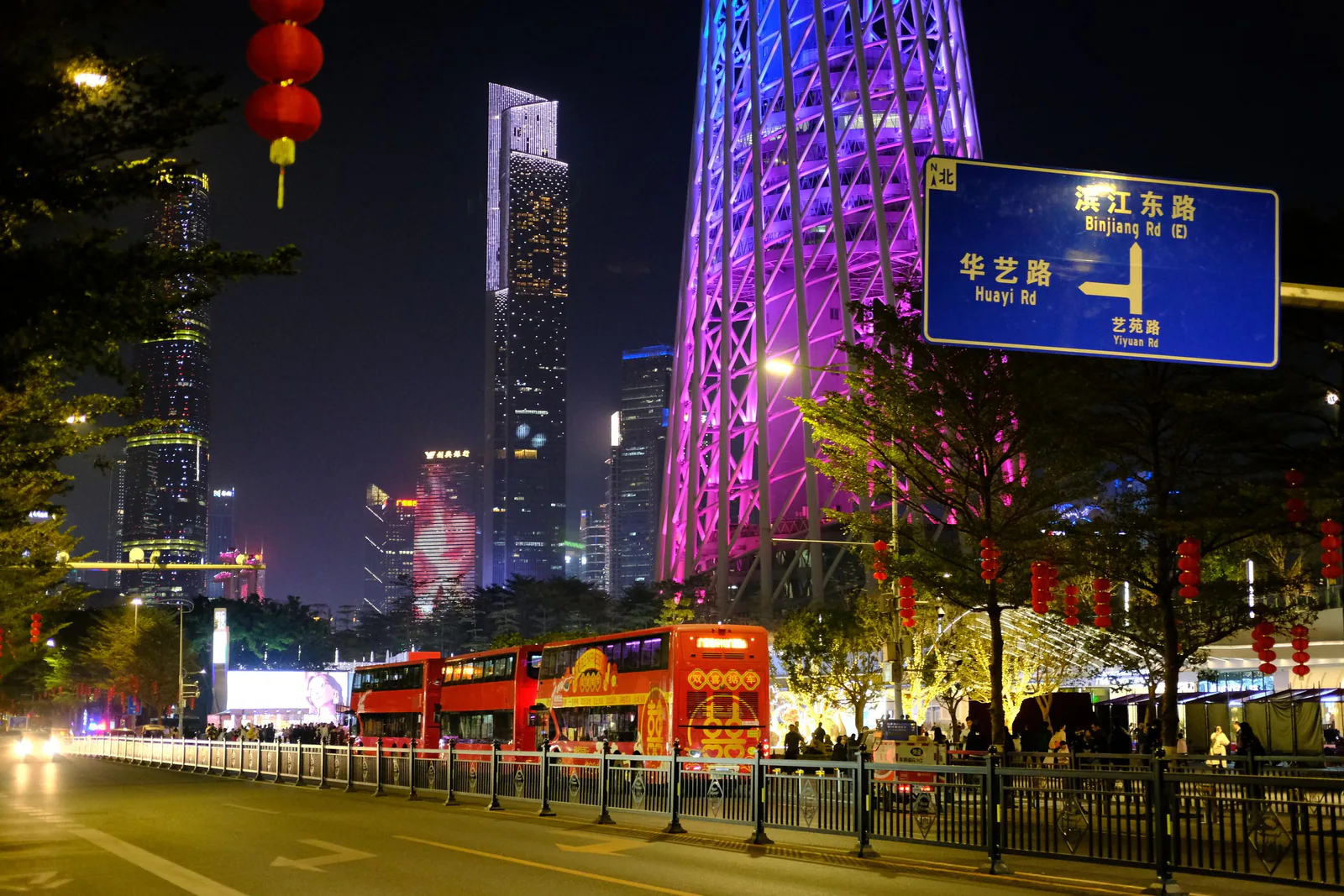 Farebne osvetlená Canton Tower v uliciach Guangzhou