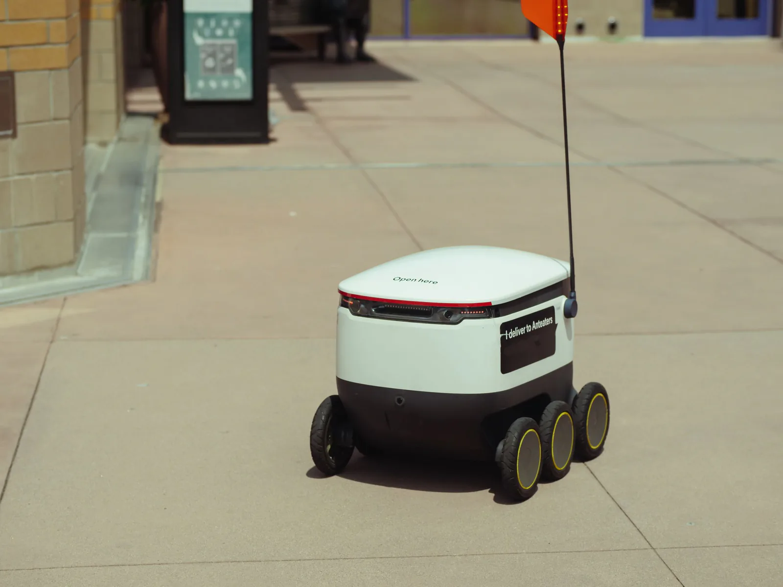 Detail malého autonómneho doručovacieho robota