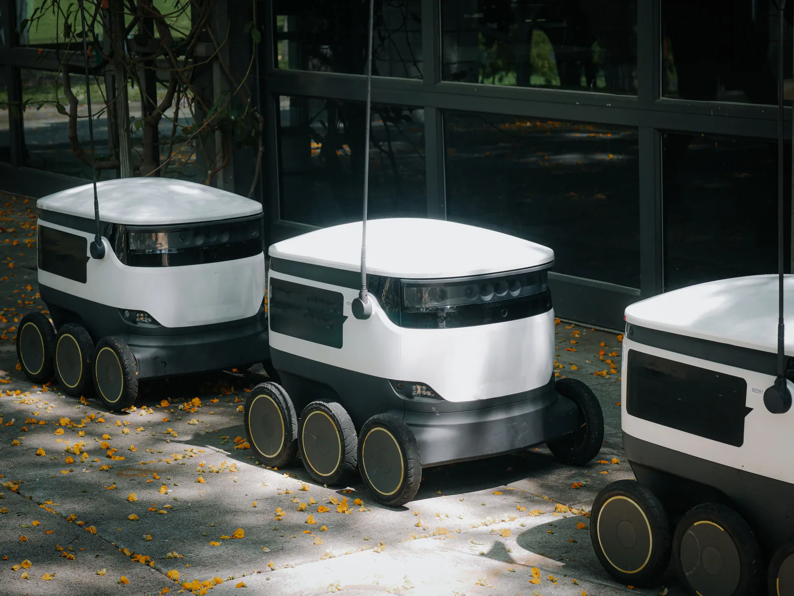 Autonómne doručovacie roboty na technologickej prezentácii