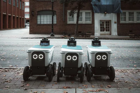 Tri autonómne doručovacie roboty v meste