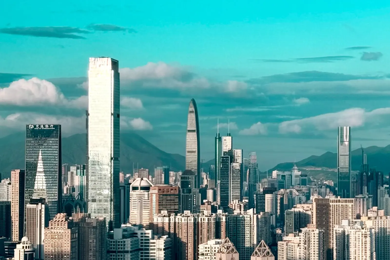 Moderná panoráma Shenzhenu za denného svetla