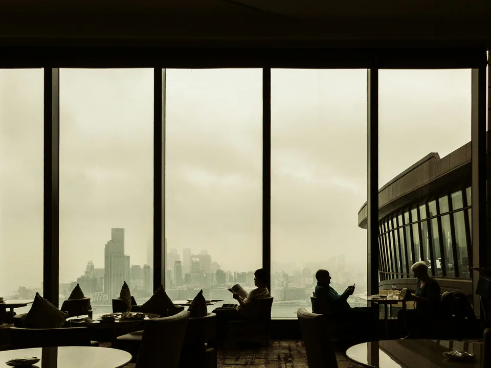 Výhľad na Hongkong z kaviarne vysoko nad mestom