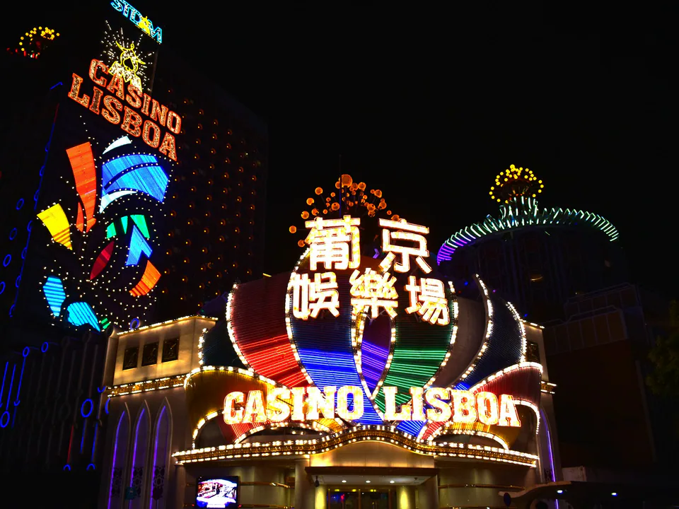 Osvetlené Casino Lisboa v Macau v noci