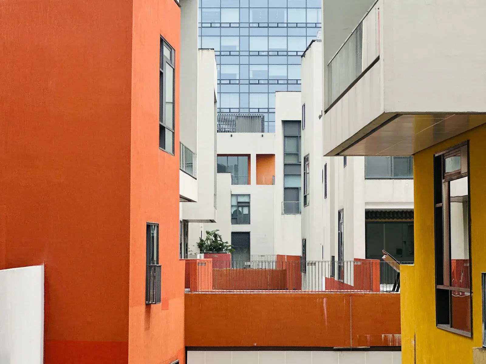 Hustá obytná zástavba urban village medzi modernými budovami v Shenzhene