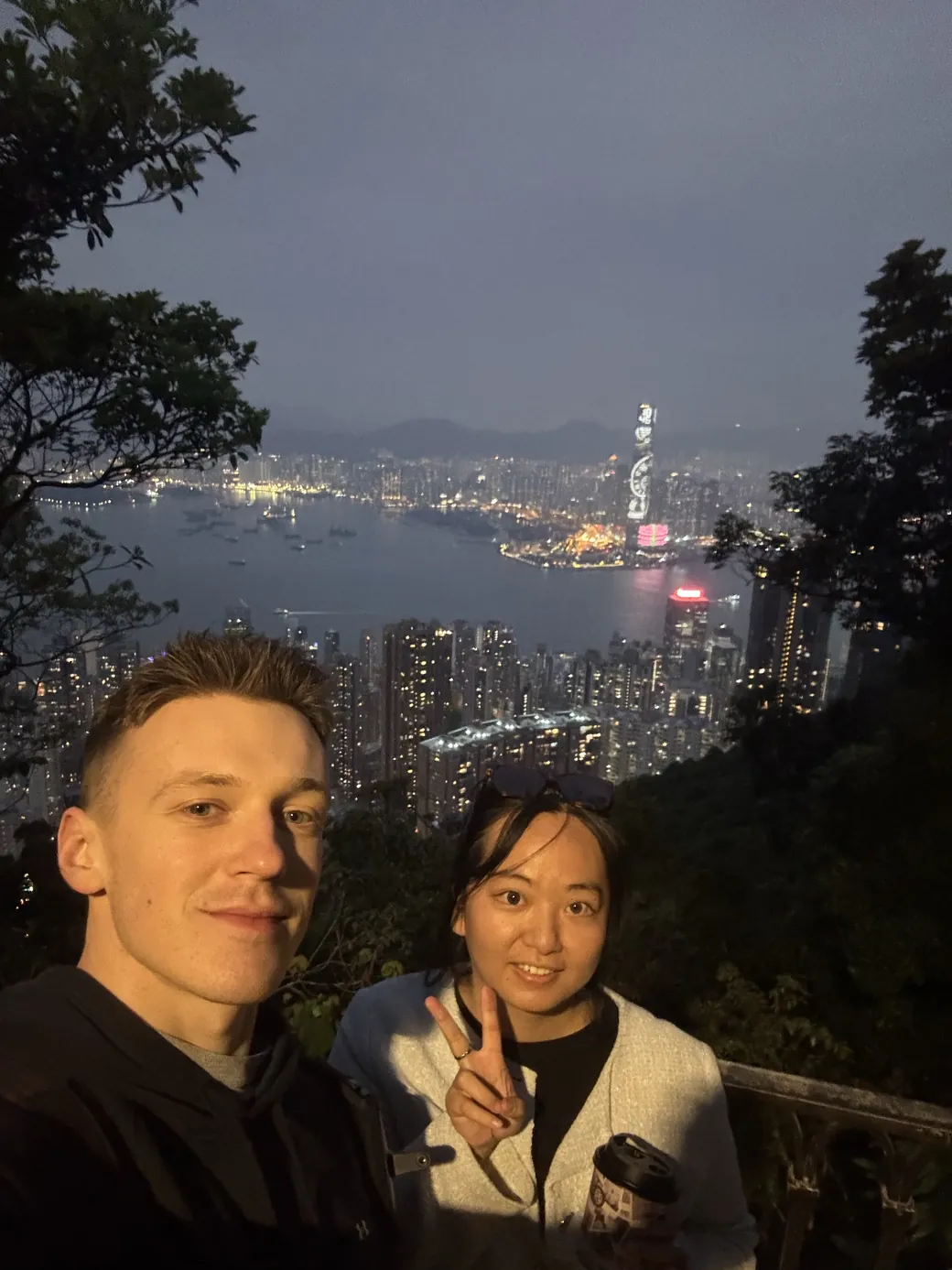 Večerný výhľad na Hongkong z Victoria Peak