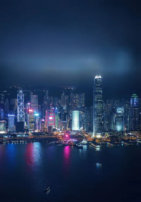 Osvetlená panoráma Hongkongu pri Victoria Harbour