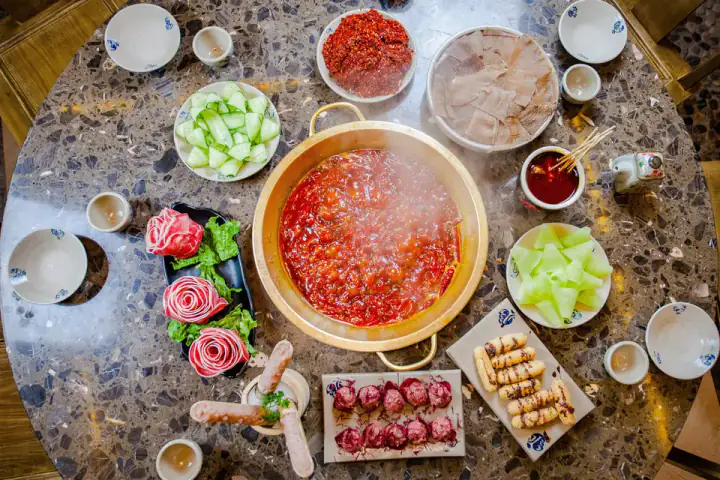 Sichuanský hotpot s vývarom, mäsom, zeleninou a omáčkami