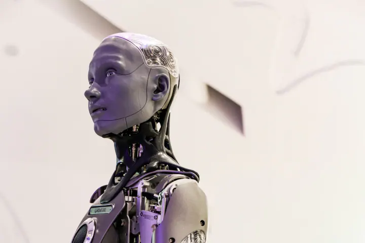 Ilustračný humanoidný robot na technologickej výstave