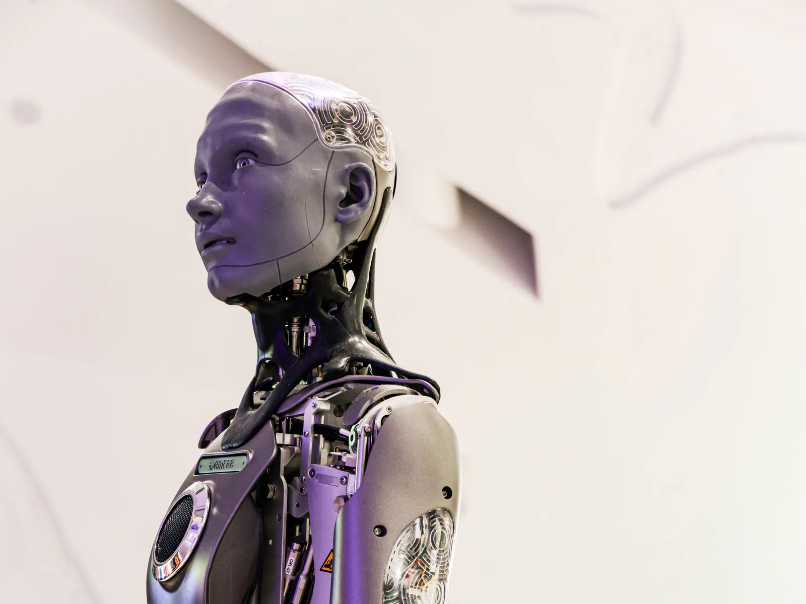 Humanoidný robot v technologickej expozícii v Shenzhene