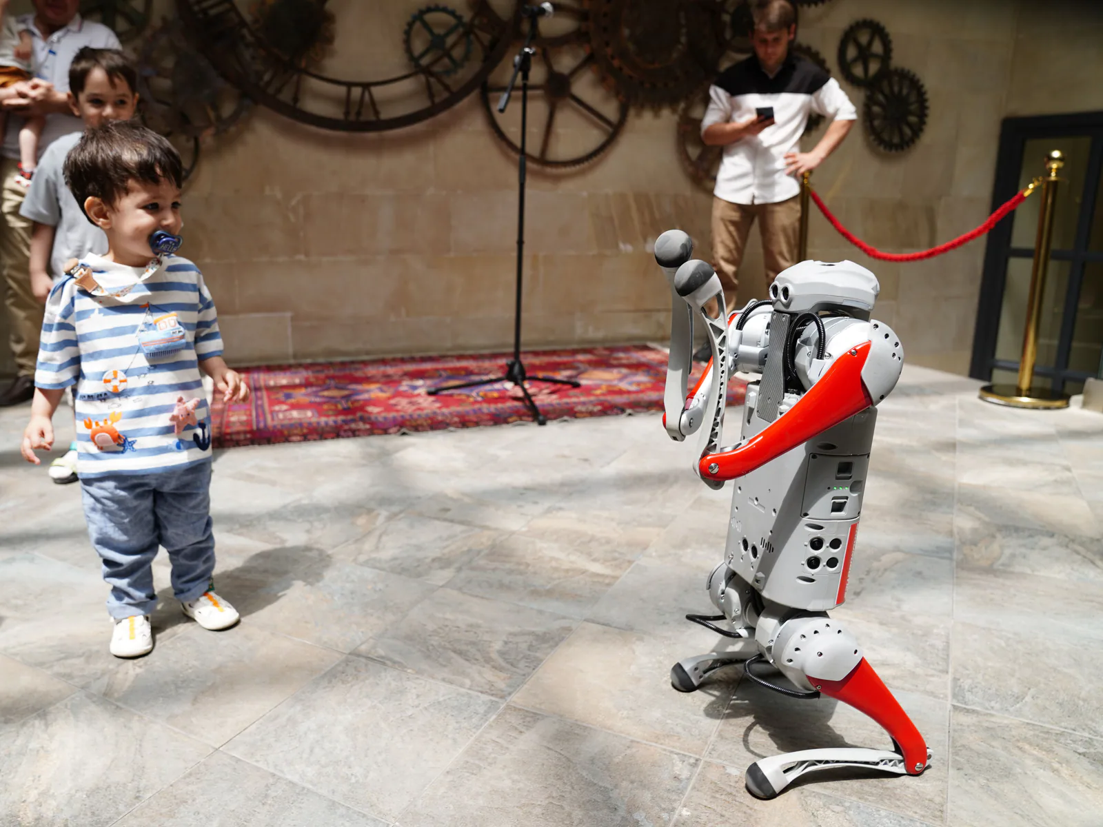 Návštevník si prezerá humanoidného robota na vedeckej výstave