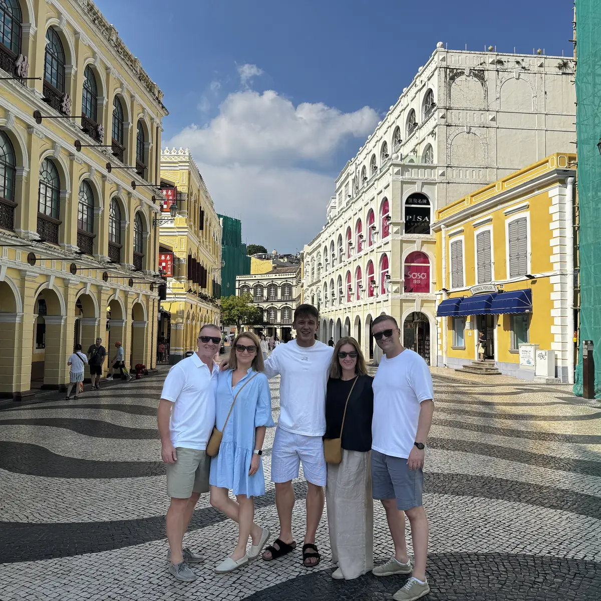 Skupina návštevníkov na námestí Senado v Macau