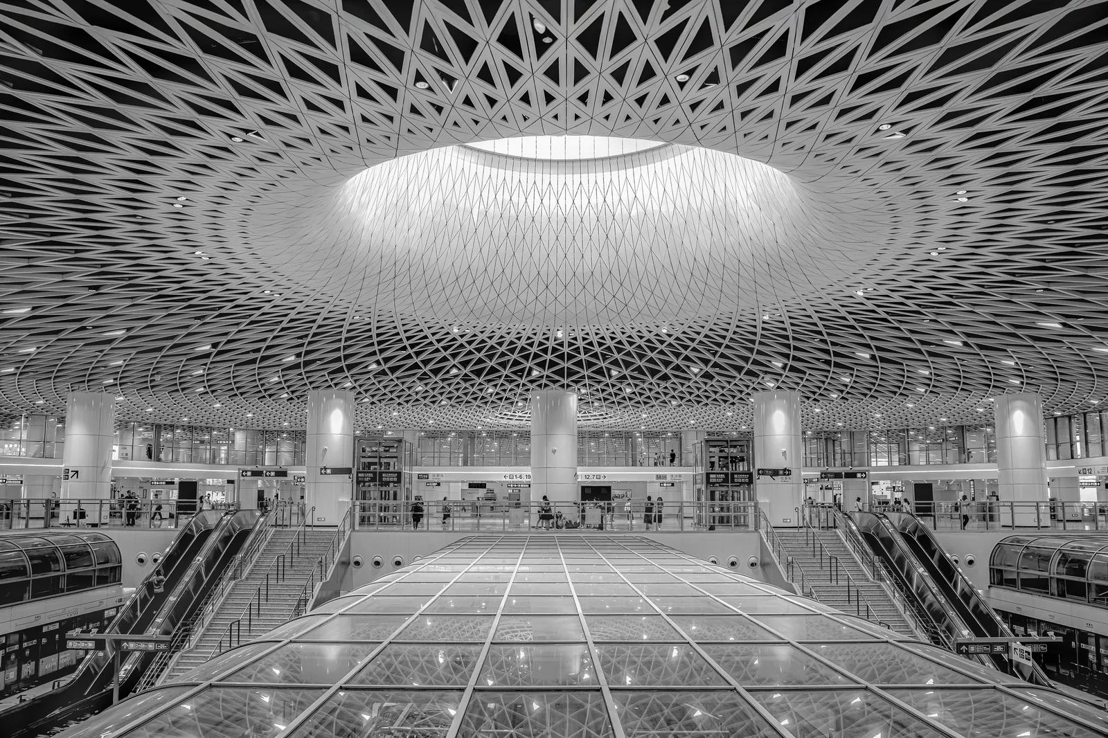 Interiér stanice metra v Shenzhene s geometrickou strechou
