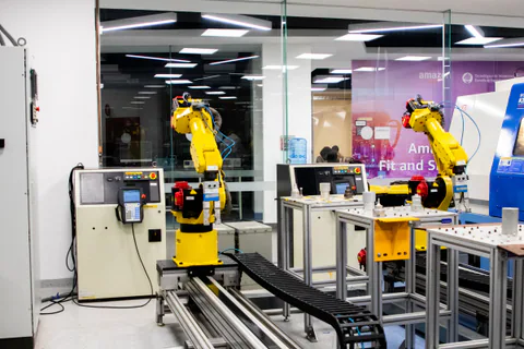 Robotické ramená v modernej výrobnej hale
