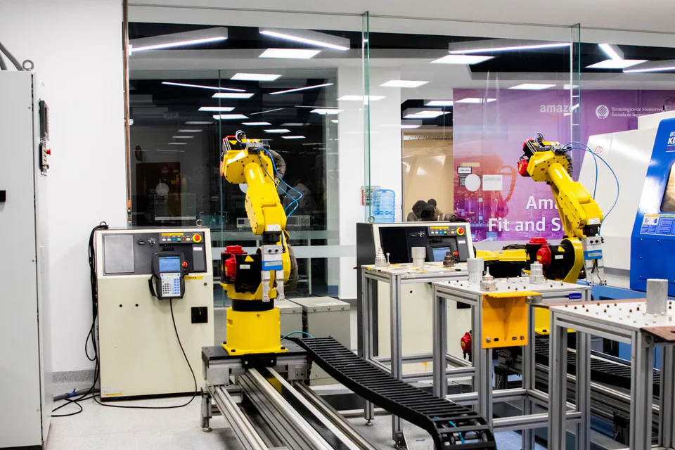Priemyselné robotické ramená v modernej hale