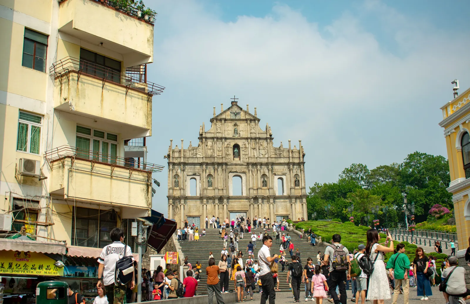 Ruiny sv. Pavla v Macau cez deň s turistami