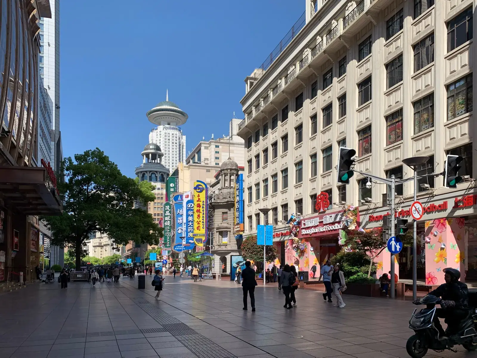 Pešia zóna Nanjing Road v Šanghaji ráno
