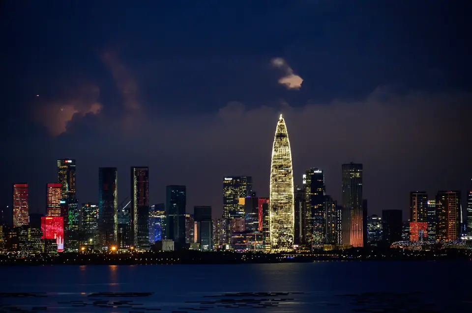 Nočná panoráma Shenzhenu