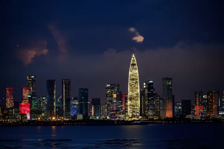 Nočná panoráma Shenzhenu pri článku o technologickom meste