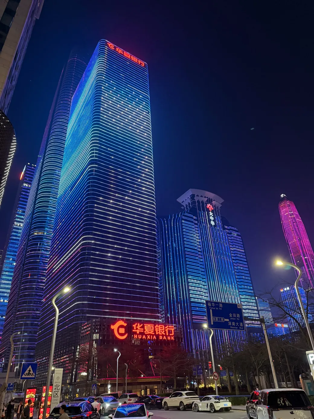 Večerná panoráma Shenzhenu — mesto elektroniky a nákupov