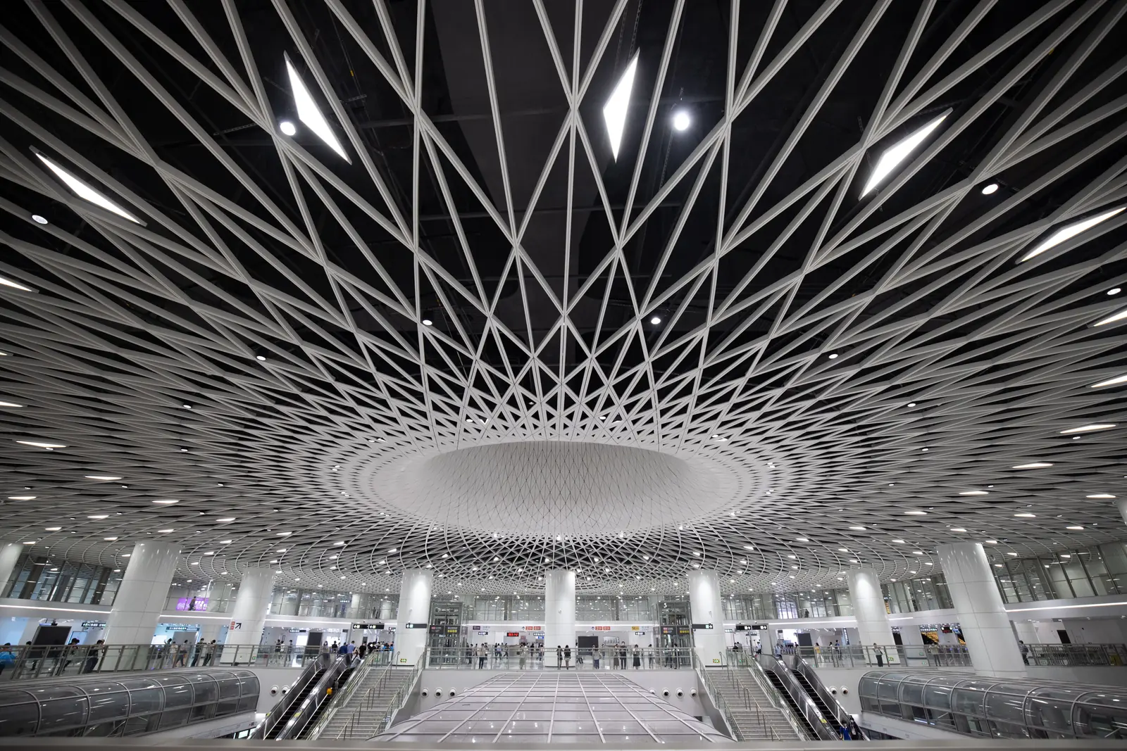 Večerný Shenzhen pri zálive ako mestský kontext pre technologické služby