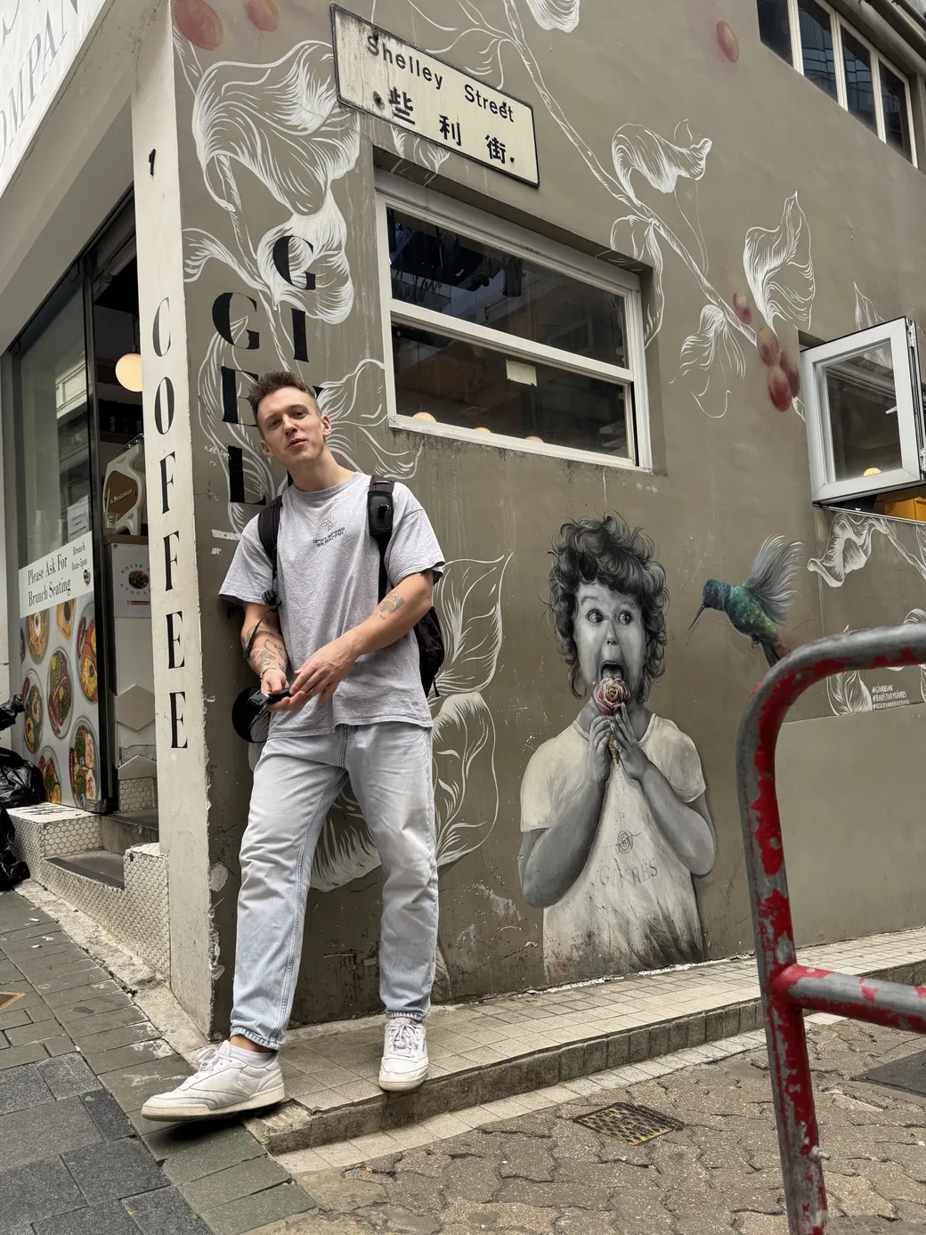 Richard — slovenský sprievodca po Číne, v uličke v Hongkongu