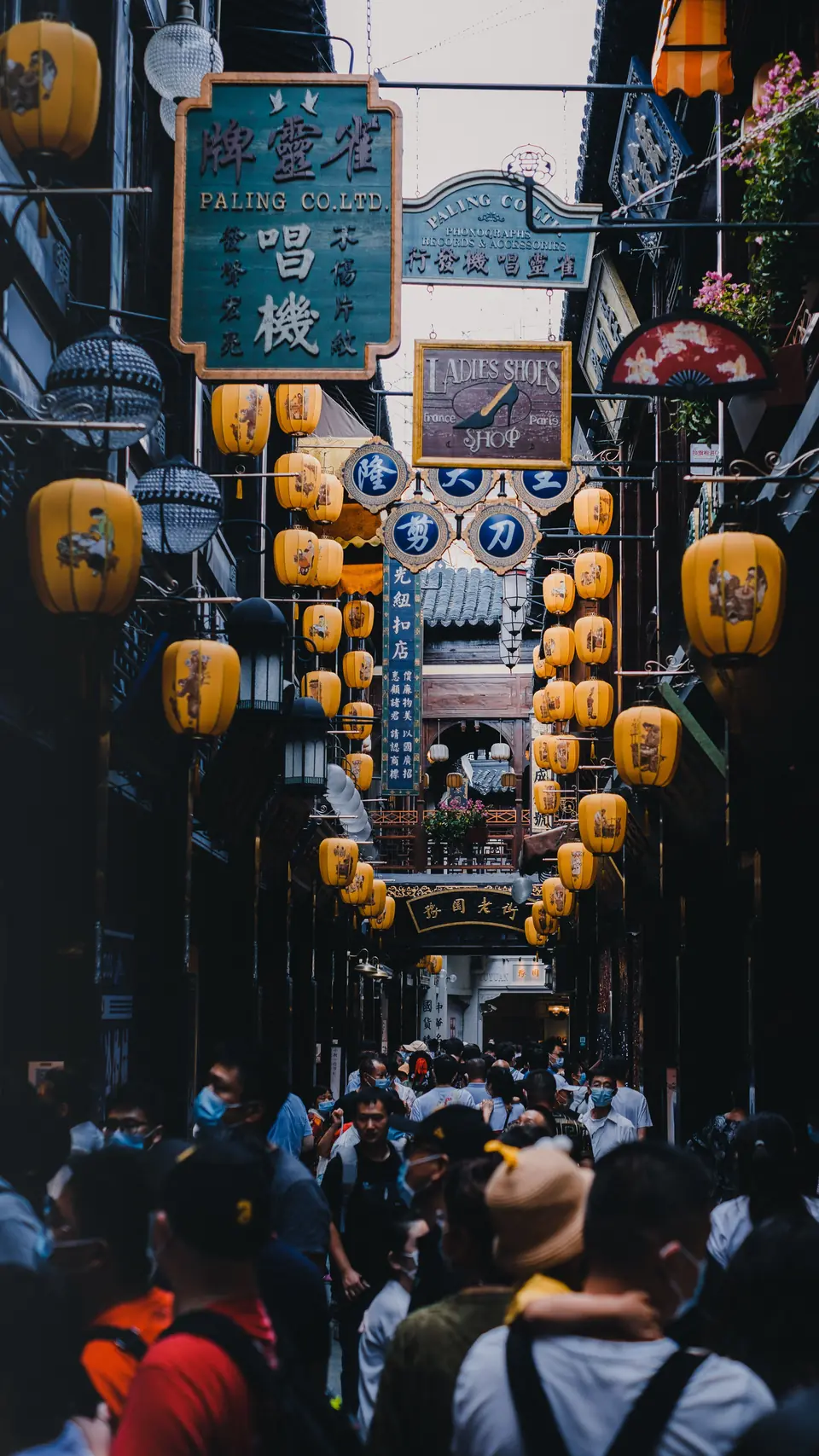 Večerná čínska ulička s červenými lampiónmi